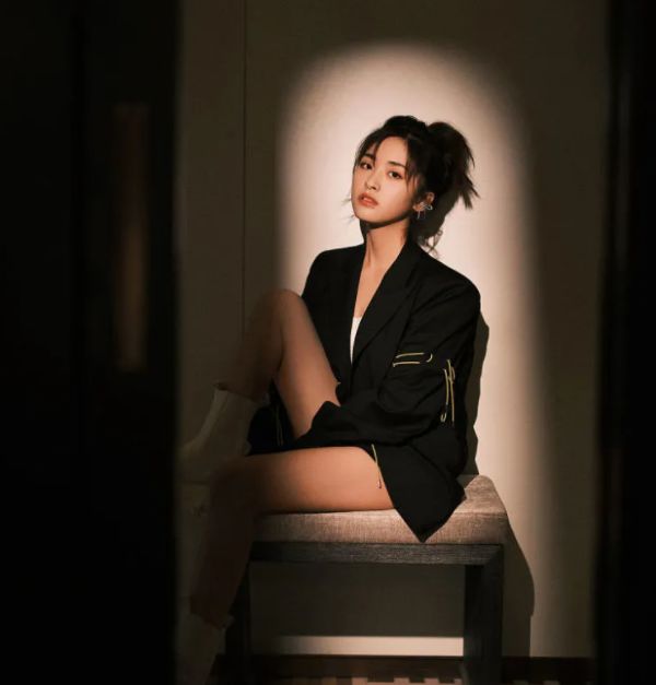 从照片中可以看到邱淑贞21岁的女儿出落的金婷玉立,她非常迷人.