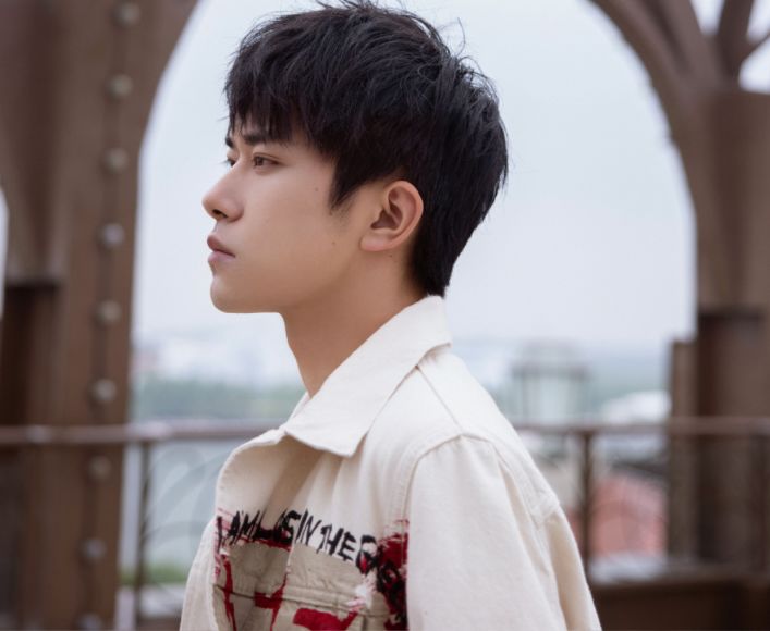 易烊千玺的电影照片 8ce7-kquziik0290554.jpg