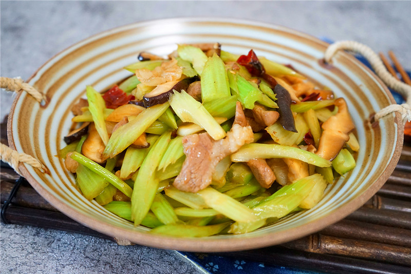 夏季炒菜,多吃菌菇增香还下饭,这道香菇芹菜小炒肉,家人点名吃