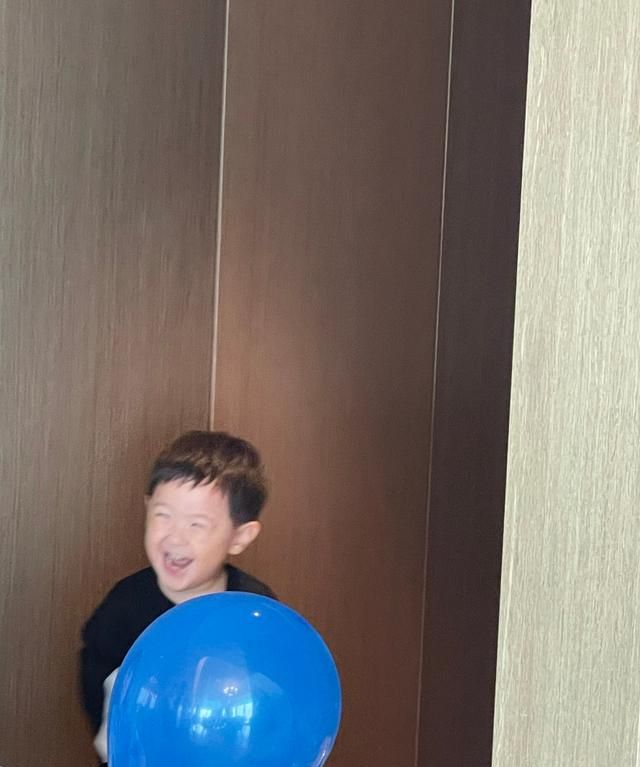 沈腾3岁儿子近照曝光!肉嘟嘟模样软萌可爱,颜值不输爸爸