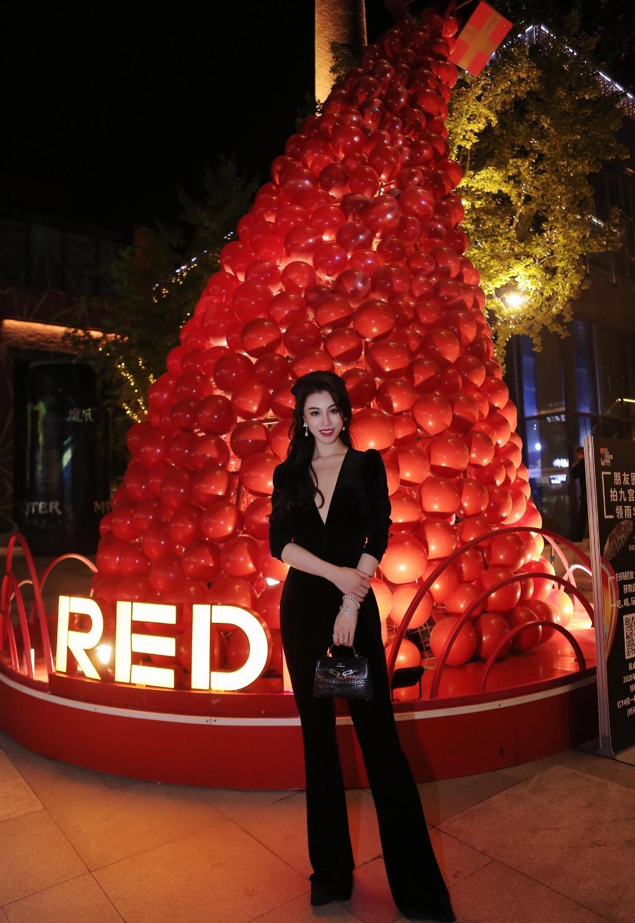 刘翔前妻衣品开挂,粉色一字肩上衣配黑色裤子成熟温柔,浪漫大气