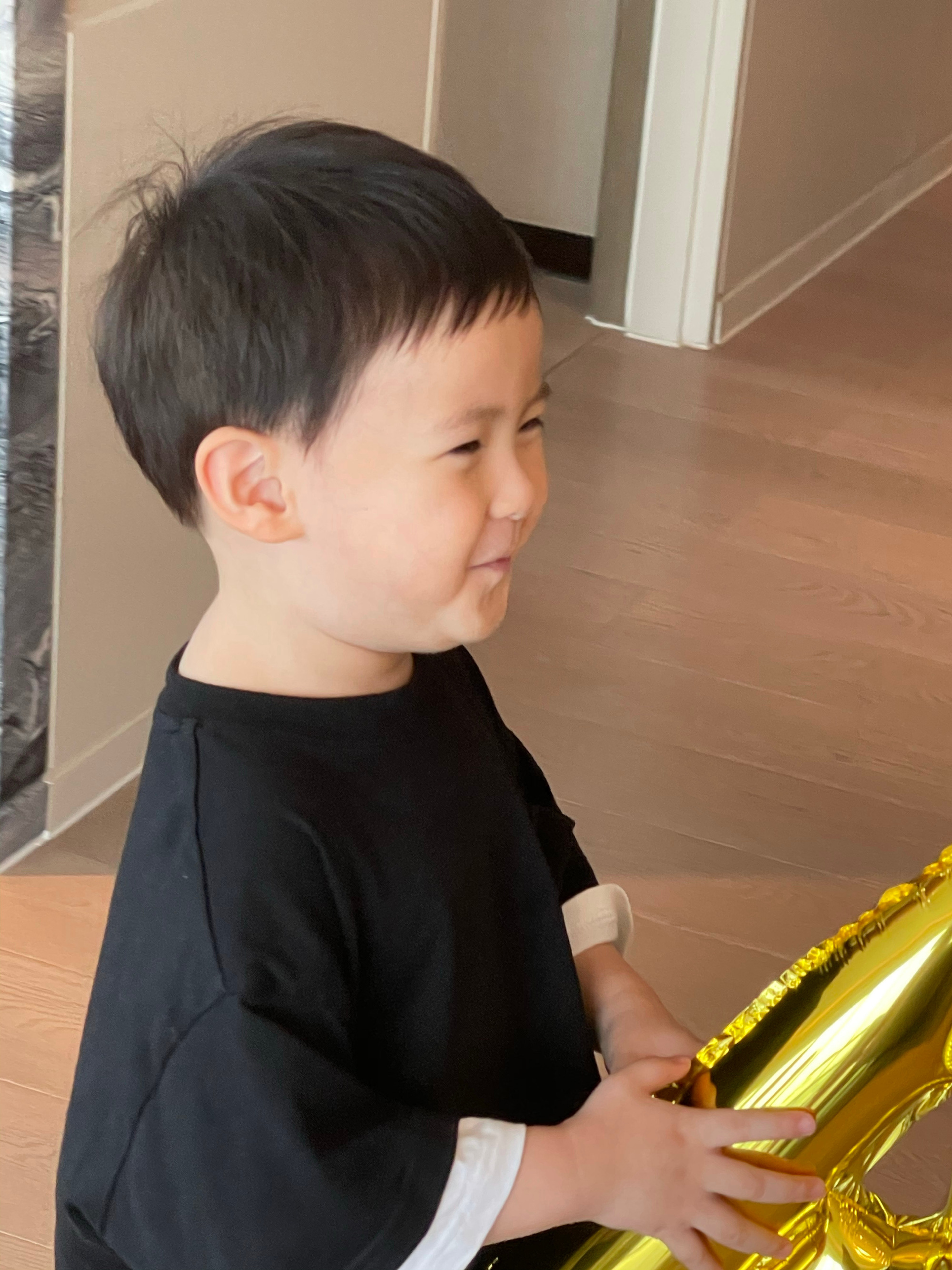 沈腾3岁儿子近照穿180鞋豪宅内开超跑五官扁平颜值被妈妈拉跨