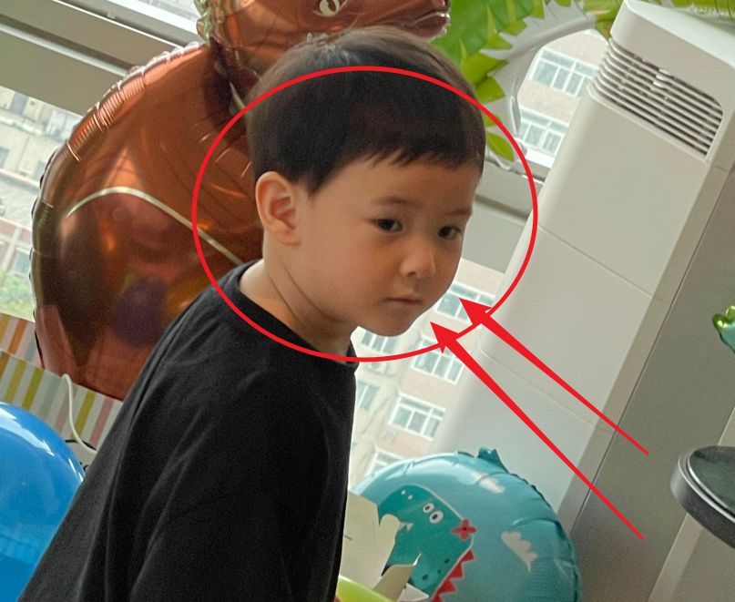 沈腾儿子近照曝光笑起来的五官挤出褶子这神情像极翻版的沈腾