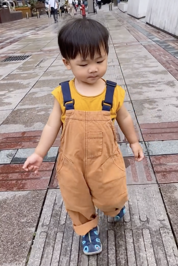 蔡少芬辟谣治病后心情好骑单车携子溜达过六一鱼蛋练功萌态足