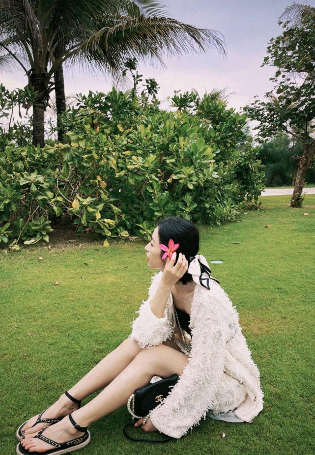 周雨彤活动生图,黑色细吊带胸衣性感酷飒,目测不到90斤