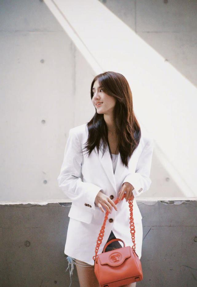 这次亮相的吴千语一身白色的西装搭配白色的鞋