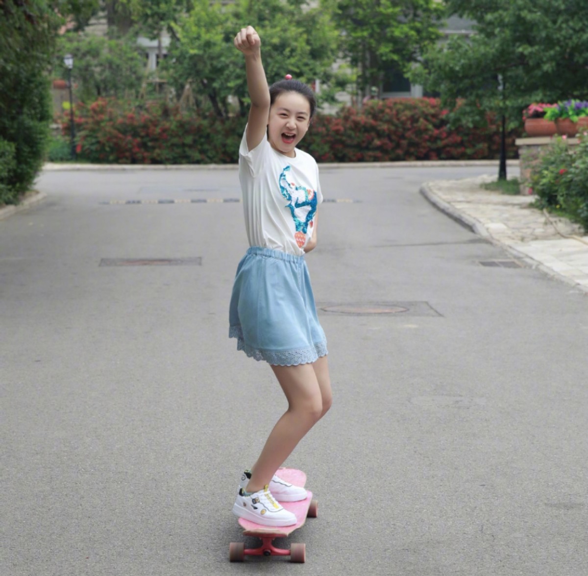 13岁森碟运动照太惊艳!挥拍有力腿部肌肉抢镜,身高已逼近爸爸