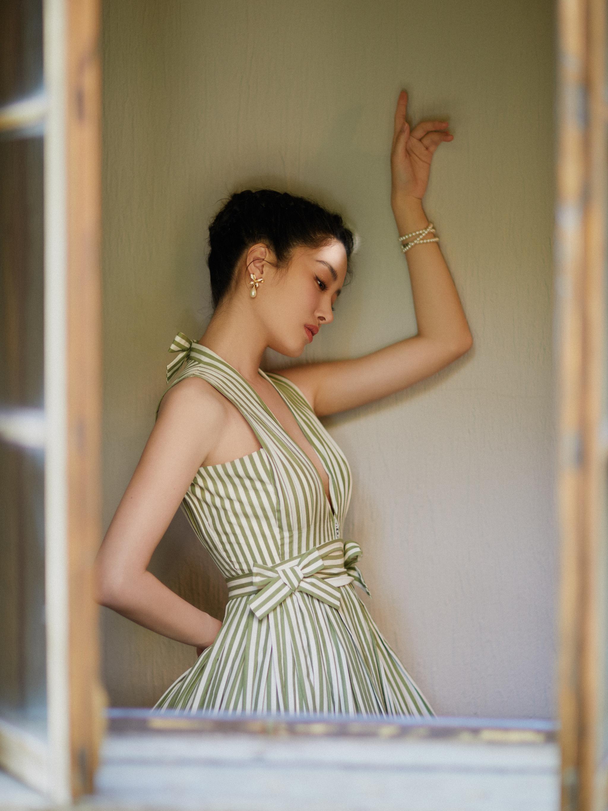 杨采钰身着 carven 典藏 "ma griffe" 绿白条纹连衣裙复刻版