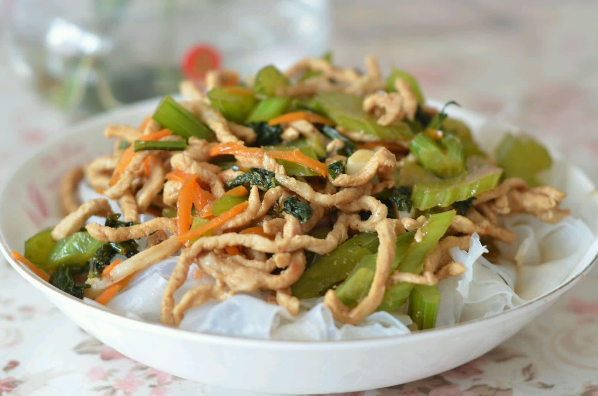 (2)肉丝拌粉皮3,先用青菜叶铺底,接着将虾片摆成花样,上层将黄瓜片,青