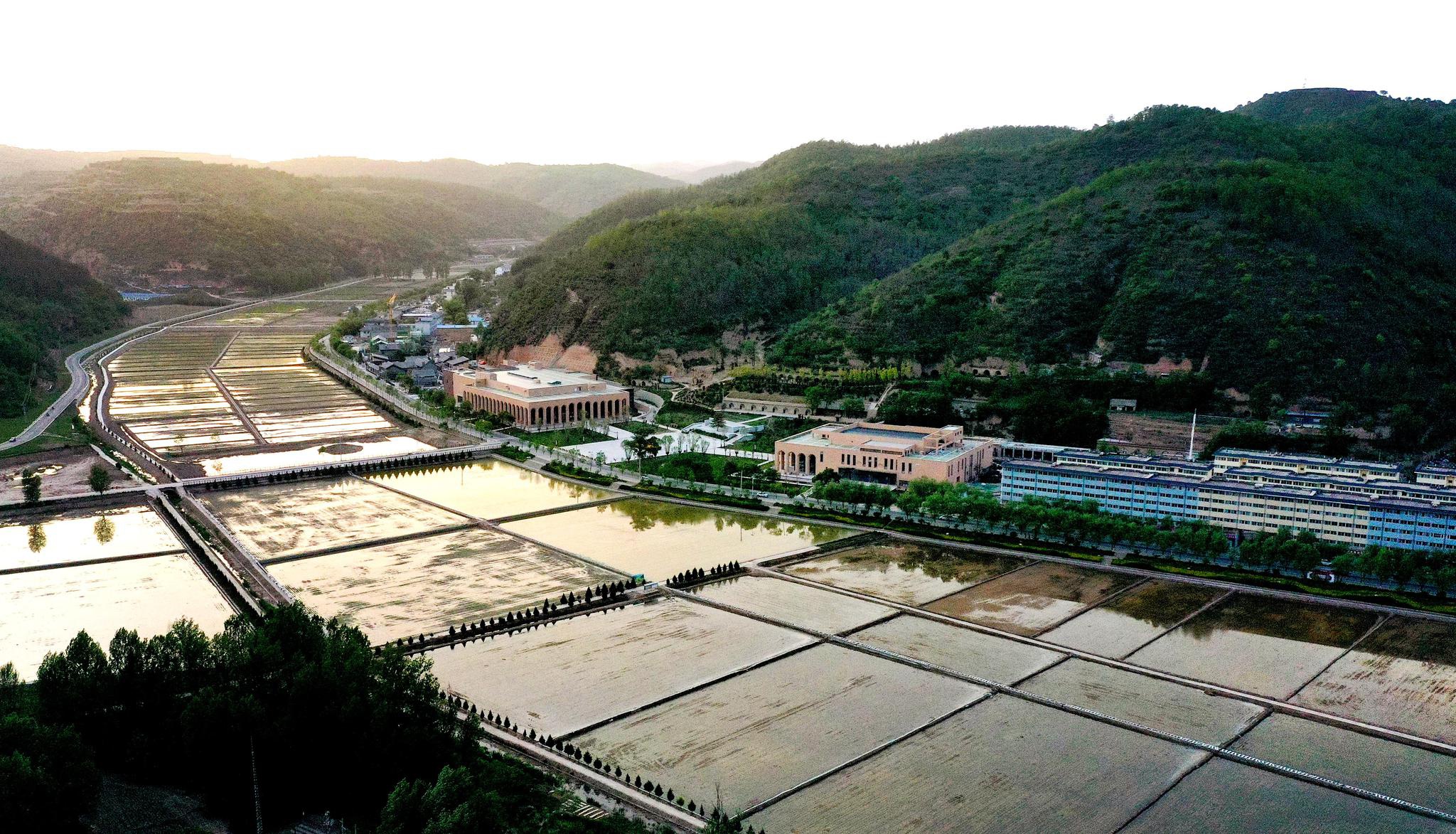 延安南泥湾稻田.(新华社发 祁小军摄)