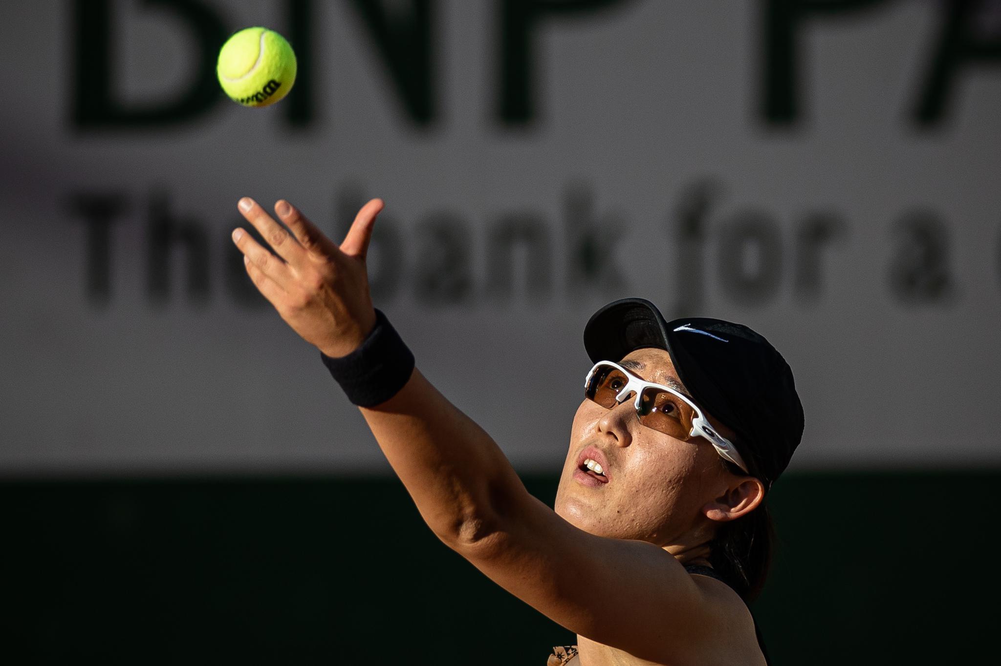 网球法网郑赛赛首轮晋级