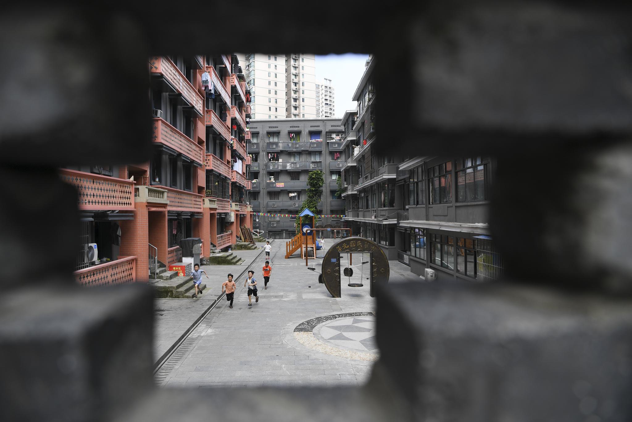 6月1日,小朋友在双峰山社区长江村小区内玩耍.新华社记者 王全超 摄