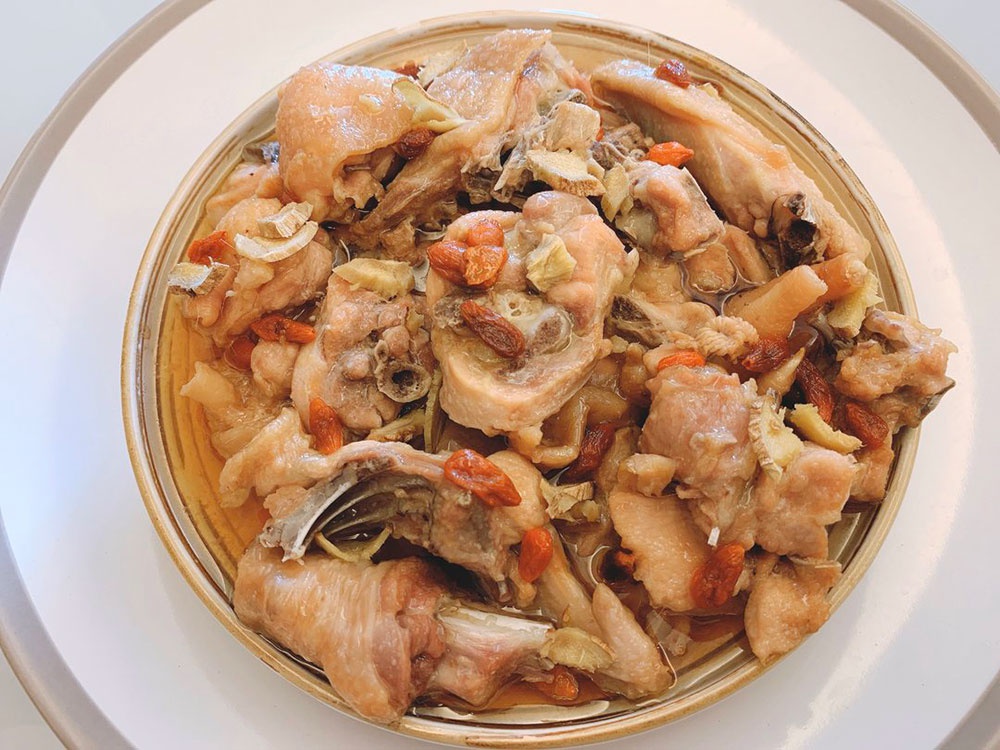 清蒸鸡块5,再次下入西蓝花,同时淋入少许生抽调味,加入适量的食盐