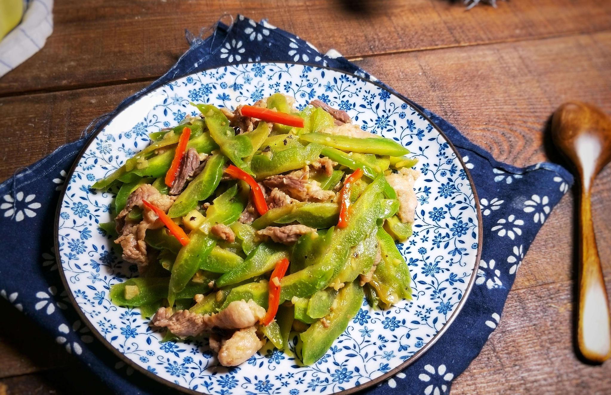 蚝油,食用盐,白砂糖调味,4,把腌制好的鸡肉块丢进锅中不断翻炒至断生