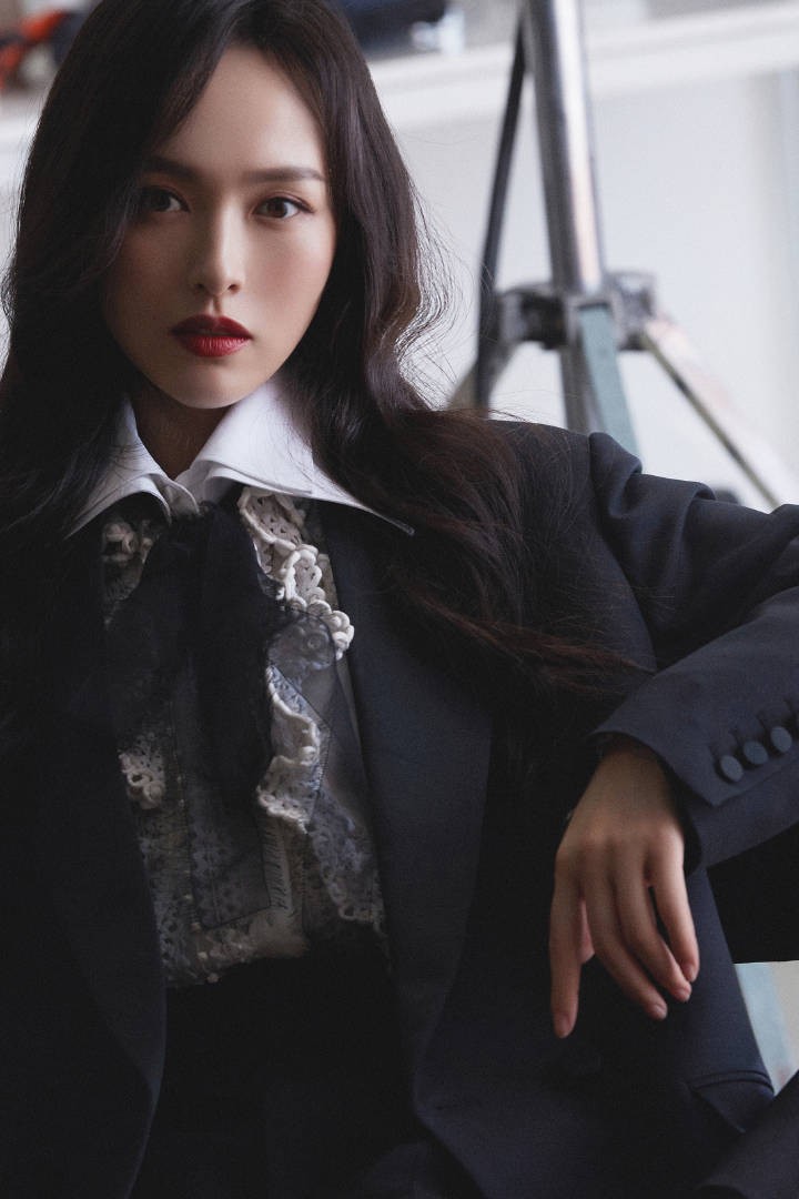 37岁唐嫣当妈后状态太绝,蕾丝衬衫配铆钉高跟鞋,腿和胳膊一样细