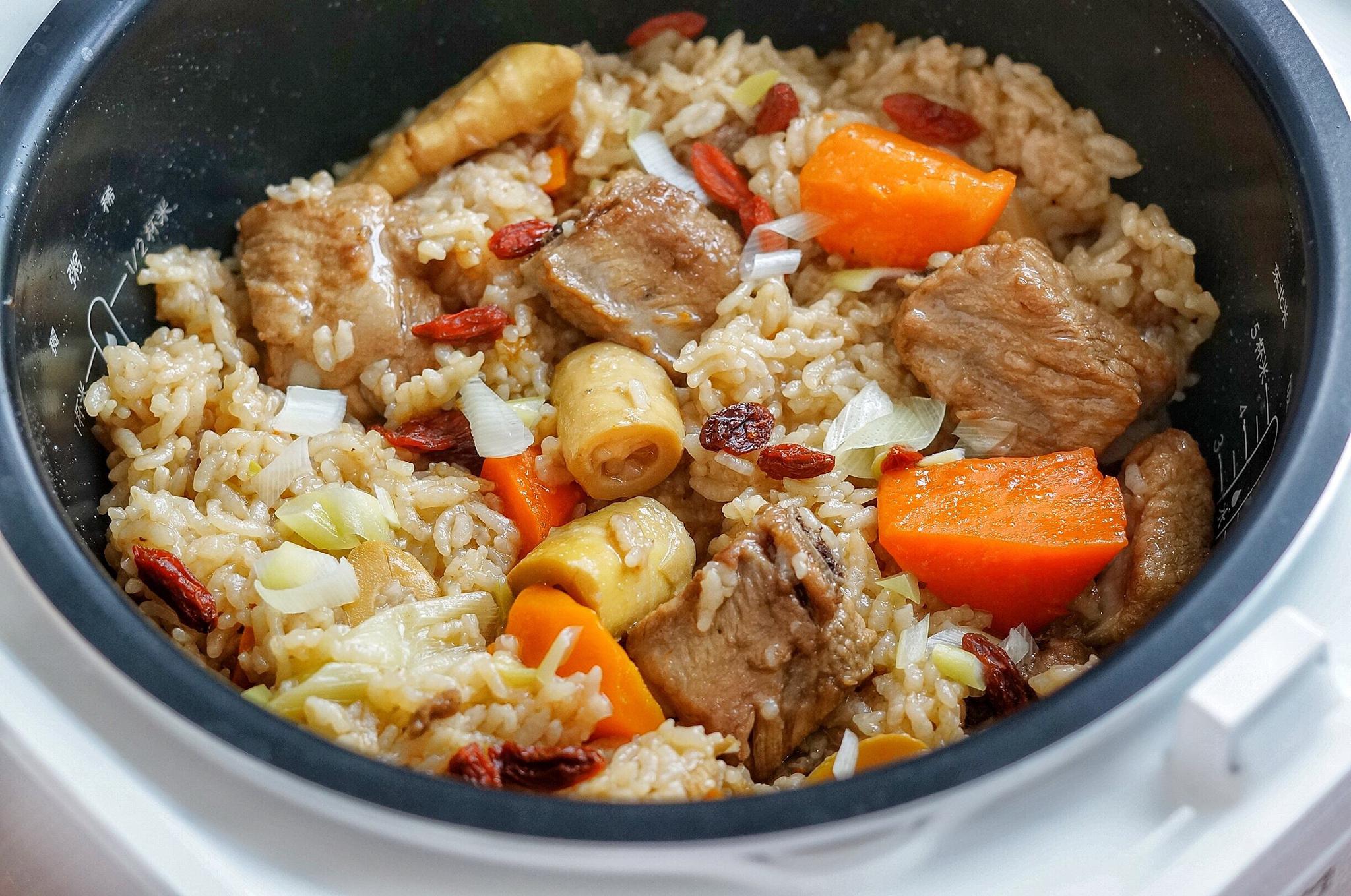 焖饭,鲜香美味很解馋,刚端上桌就被抢光光|电饭锅|土豆|饭食_新浪新闻