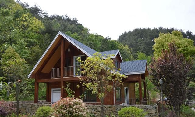 据介绍,这些别墅就是花园村生态木屋度假区,它们位于花果山清潭沟片区