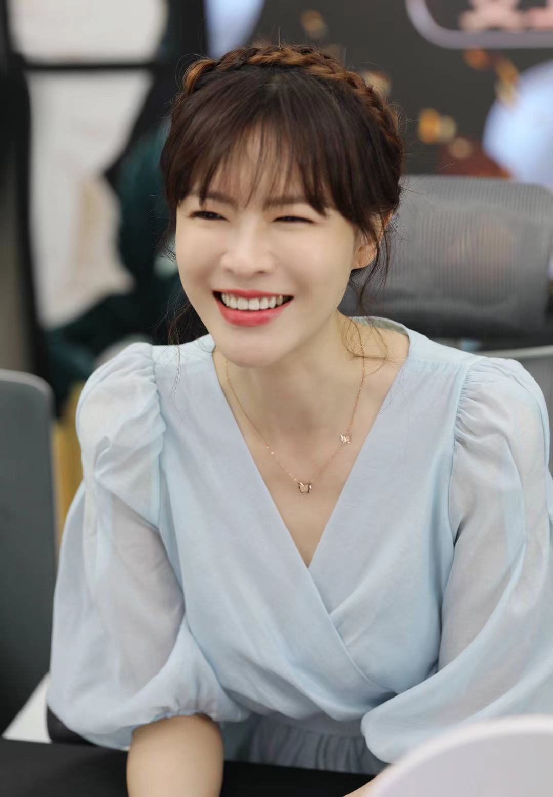 李艾情商很高几句话让严肃的王新军笑了难怪能够连续主持三季