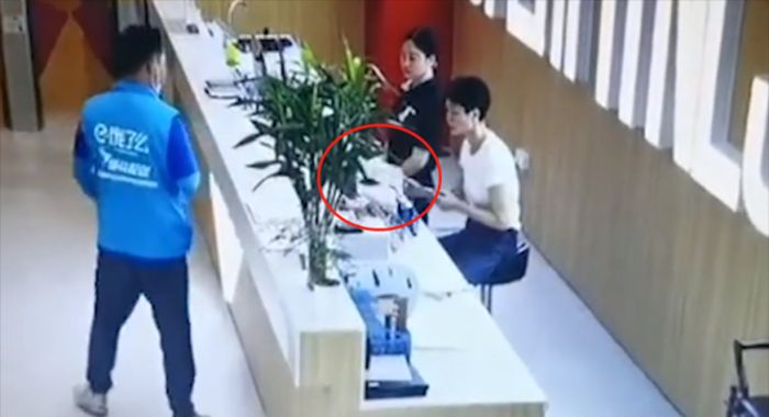 外卖员送餐超时40分钟,送达后将餐扔向女顾客,怒吼:去投诉吧休闲区蓝鸢梦想 - Www.slyday.coM 外卖员送餐超时40分钟,送达后将餐扔向女顾客,怒吼:去投诉吧休闲区蓝鸢梦想 - Www.slyday.coM