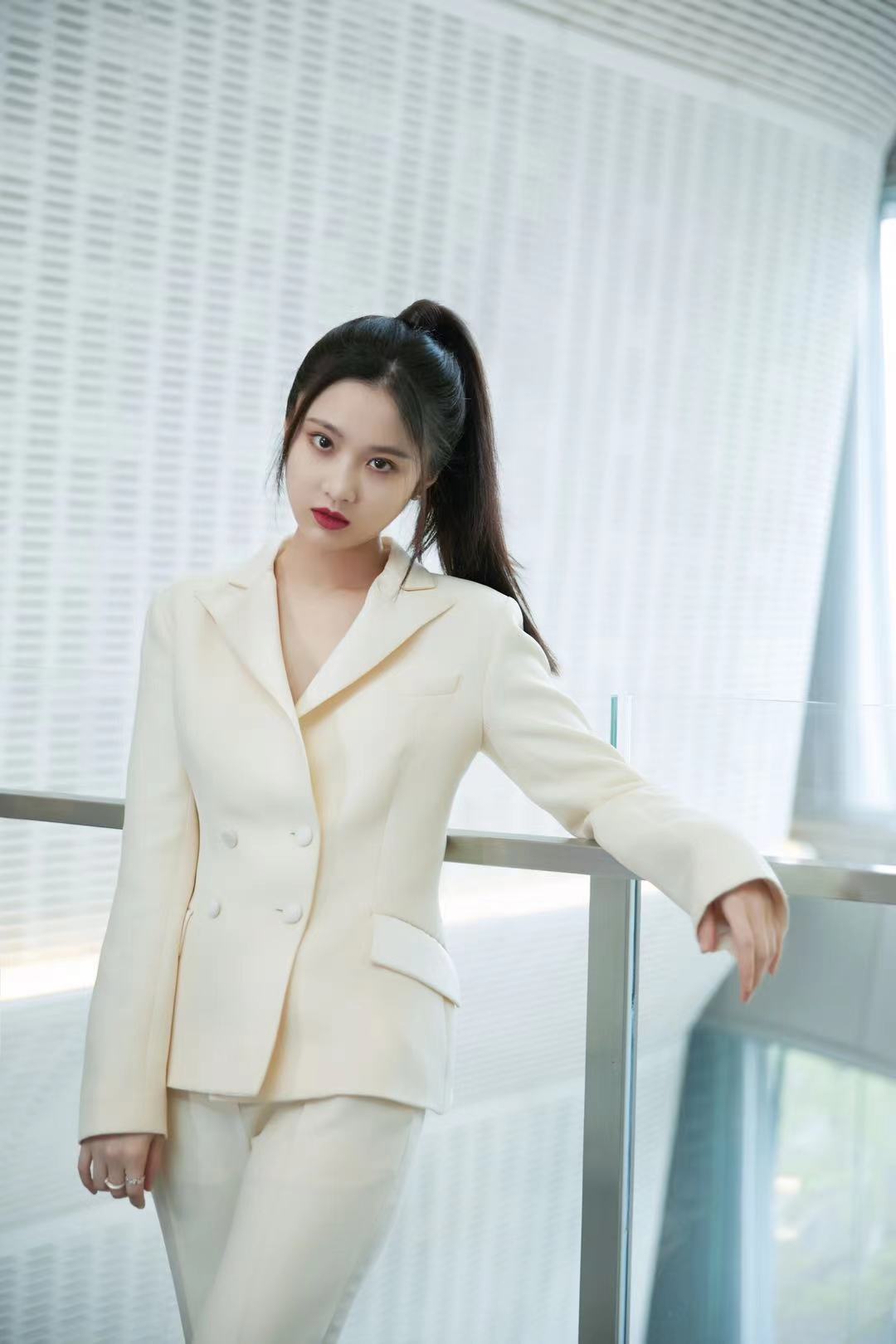张慧雯气场越来越强一身白色西装搭配高马尾又帅又酷
