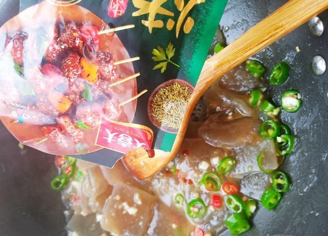 味道可以媲美烧烤店锡纸魔芋的魔芋做法,赶快学起来