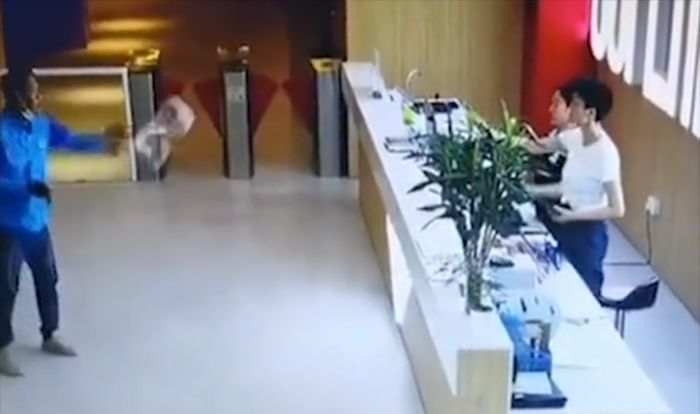 外卖员送餐超时40分钟,送达后将餐扔向女顾客,怒吼:去投诉吧休闲区蓝鸢梦想 - Www.slyday.coM 外卖员送餐超时40分钟,送达后将餐扔向女顾客,怒吼:去投诉吧休闲区蓝鸢梦想 - Www.slyday.coM