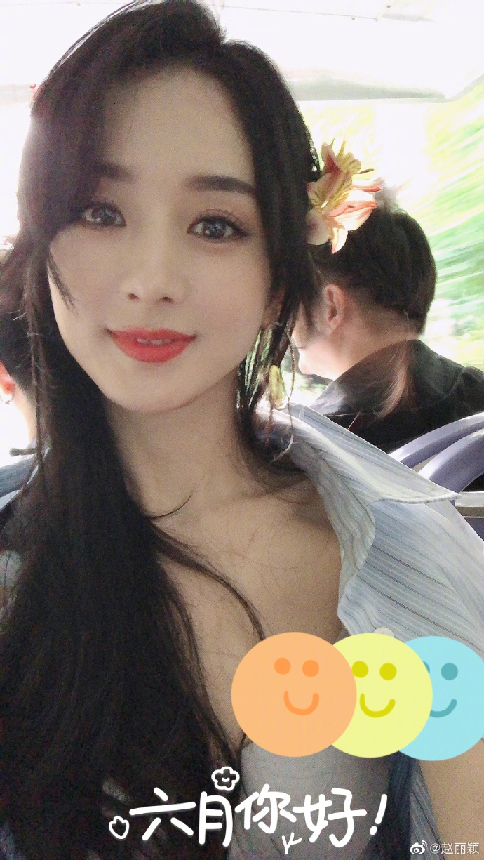 赵丽颖六一晒自拍玩卡丁车和射击要做童真不灭的大人