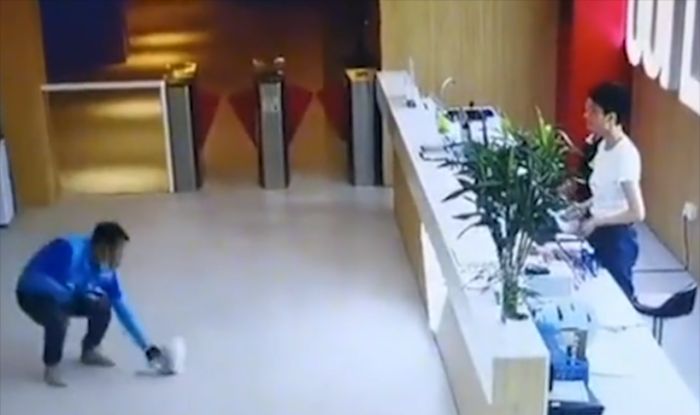 外卖员送餐超时40分钟,送达后将餐扔向女顾客,怒吼:去投诉吧休闲区蓝鸢梦想 - Www.slyday.coM 外卖员送餐超时40分钟,送达后将餐扔向女顾客,怒吼:去投诉吧休闲区蓝鸢梦想 - Www.slyday.coM