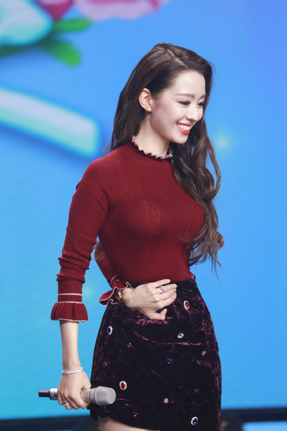 吉娜身材绝了生完娃后身材没变样吊带配透视修身衣精致又时髦