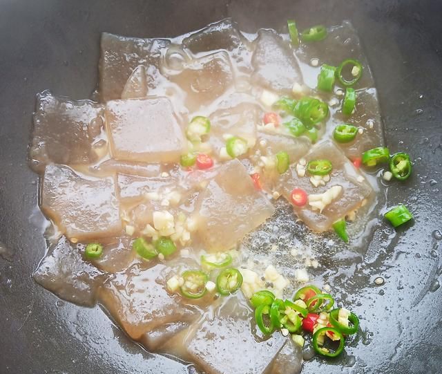 味道可以媲美烧烤店锡纸魔芋的魔芋做法,赶快学起来