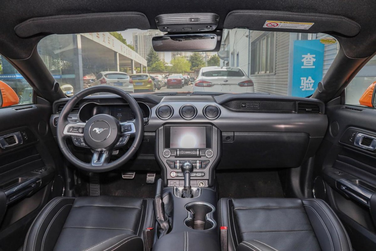 最后,咱们来说说福特mustang的内饰,车内充斥着大量的按键,虽然看起来