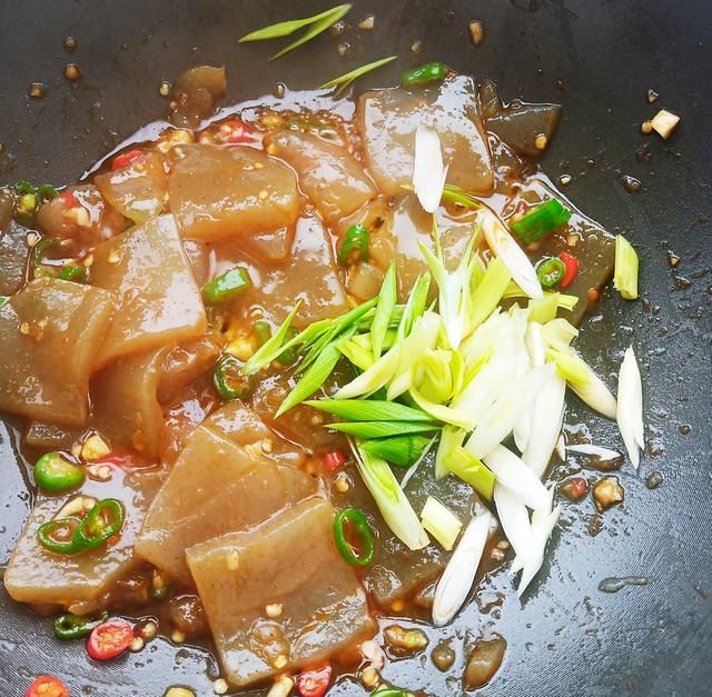 味道可以媲美烧烤店锡纸魔芋的魔芋做法,赶快学起来