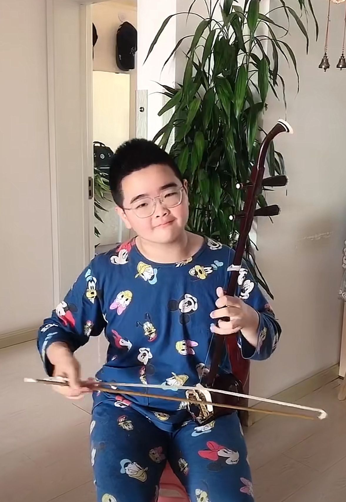 谢腾飞模样大变站在一堆女生中间热舞动作灵活毫不怯场