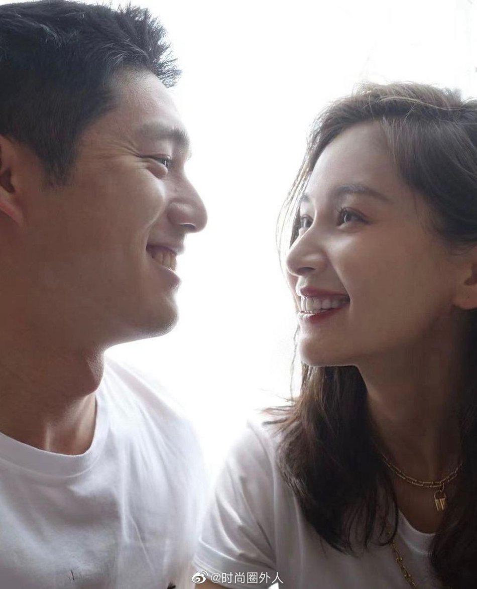 与男友吴永恩的合照,身穿白色t恤,深情对视,是真爱