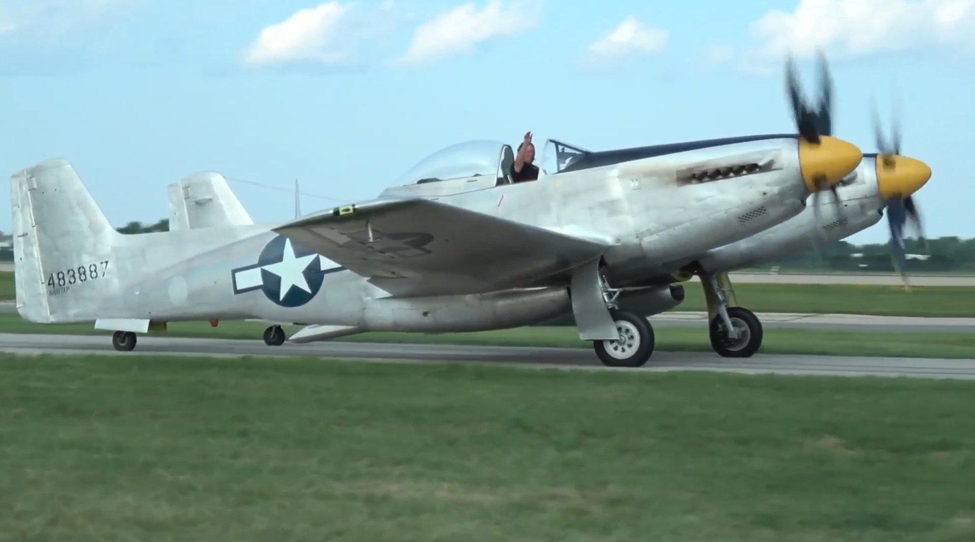 国际航空展览,美国f-82"双野马"战斗机飞行表演,场景比较罕见