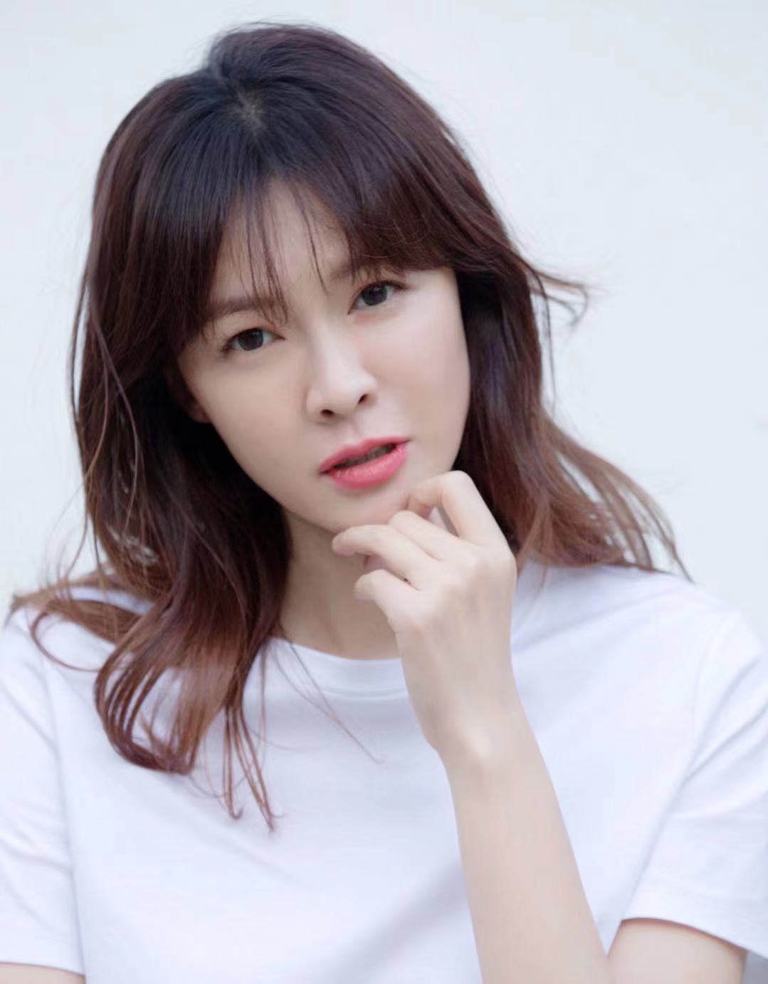 李艾情商很高几句话让严肃的王新军笑了难怪能够连续主持三季