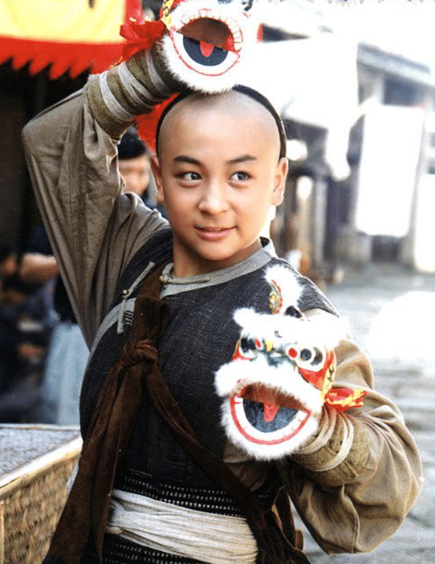 因为释小龙从小就开始习武,在他拍摄《少年黄飞鸿》时也有了几年的习