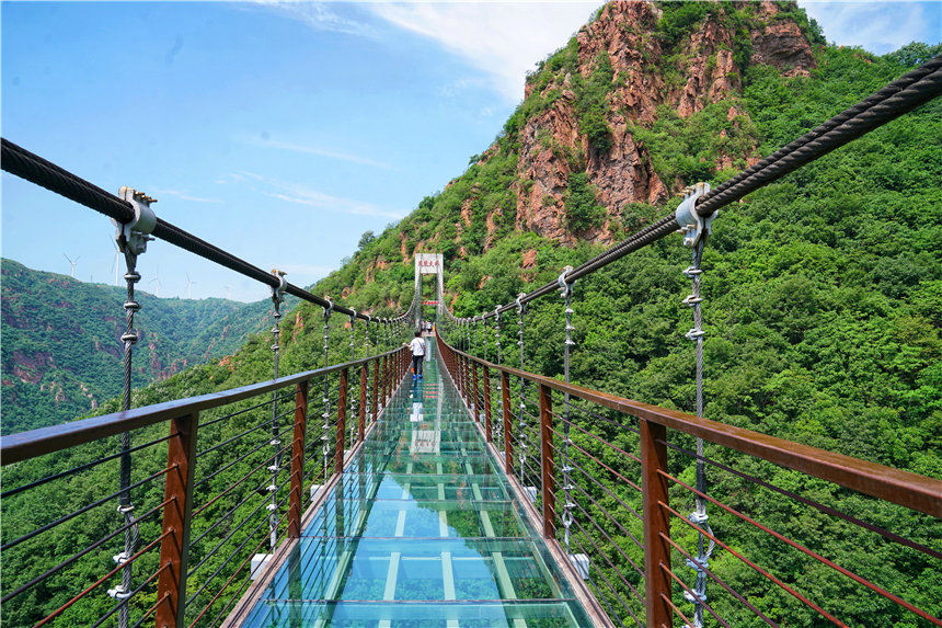 伏羲山中从来不缺乏惊喜,走过玻璃天桥后,我们沿着蜿