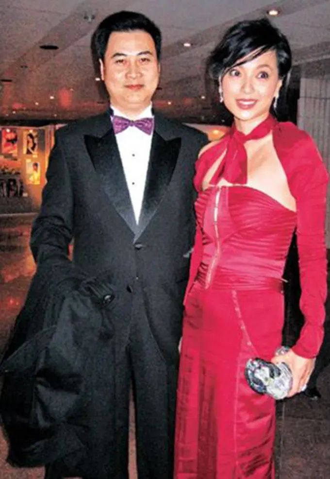 50岁"最美郭芙"近照眼睛怪异眼袋大变老,二嫁豪门失败仍单身