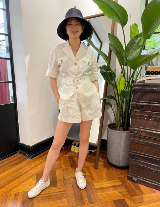 "丑模"吕燕衣品真高,一身白色套装清新减龄,戴渔夫帽好俏皮