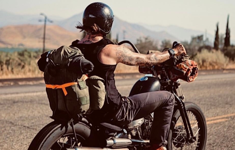 贝克汉姆骑霸气机车,背影太帅了!快50岁还这么热血,不老男神