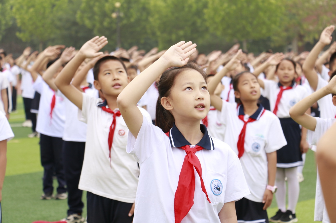 山东滨州:百名小学生加入少年先锋队 立志成才报效祖国|民声|少年儿童