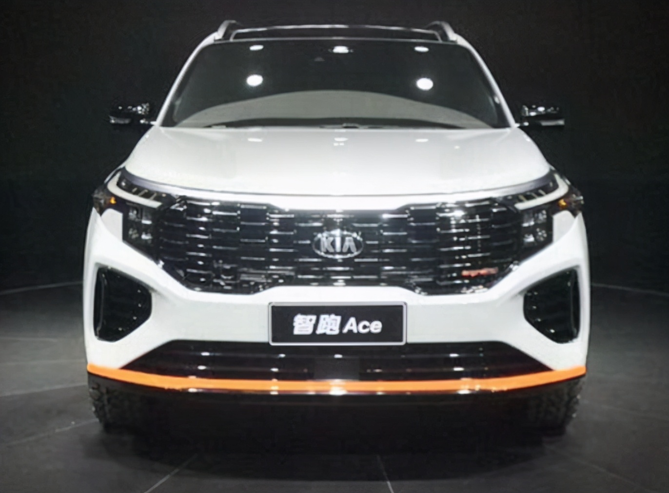 同时搭配起亚的"kia"连笔设计新logo显得大气自然