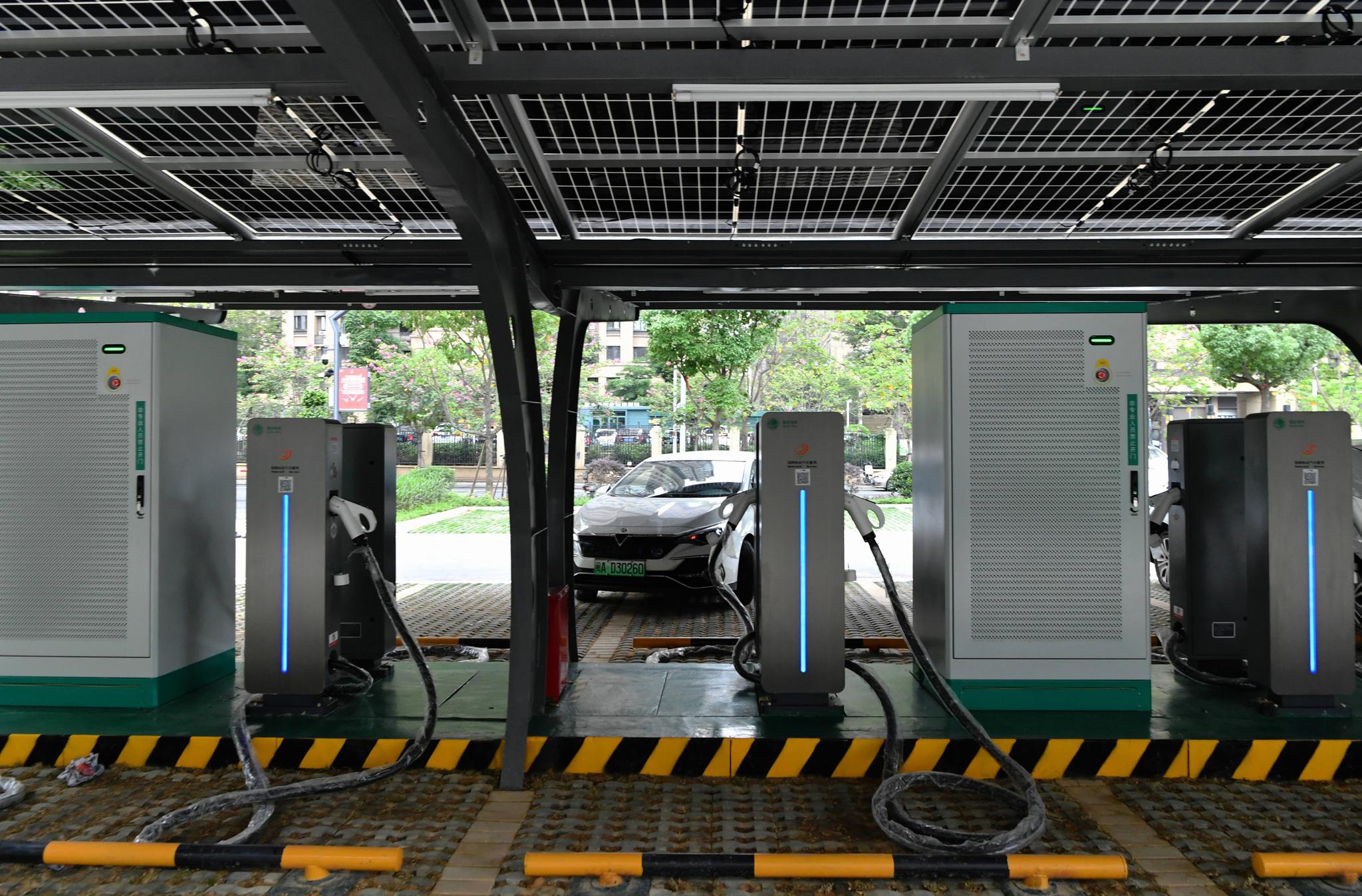 福州东二环岳峰悦享超级充电站里的带检测功能的快速充电桩(6月2日摄)