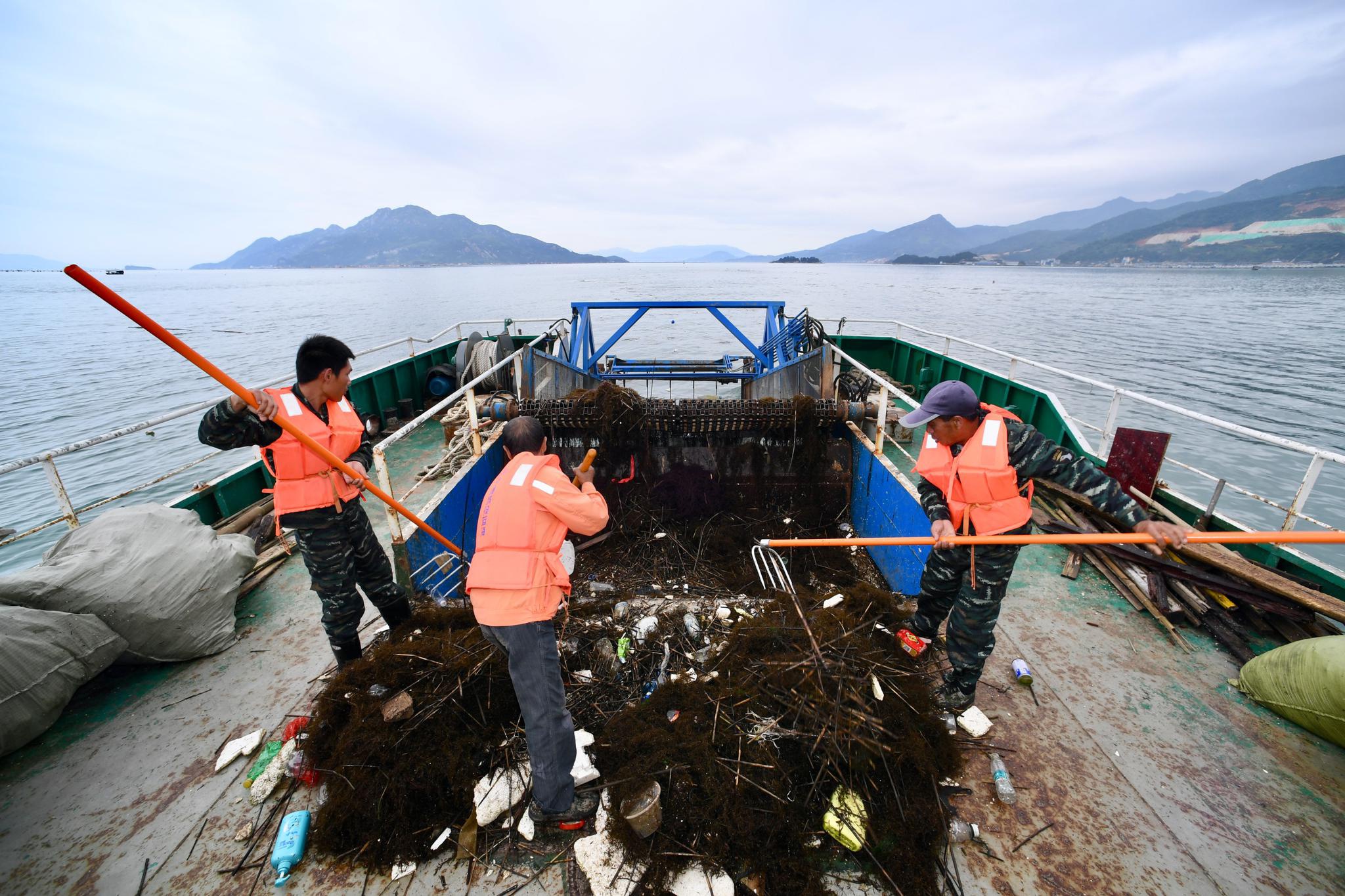 福建宁德清理海漂垃圾保护海洋环境