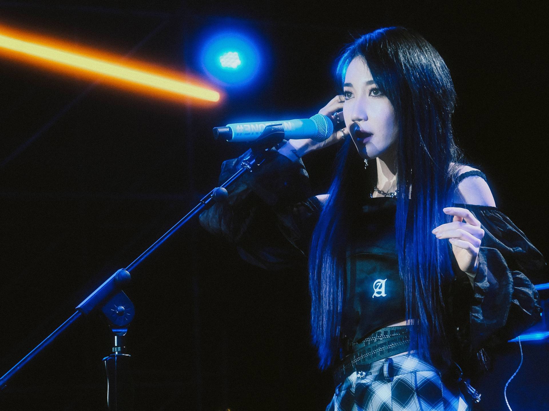 走上花路的乃万,请一定要谨言慎行啊