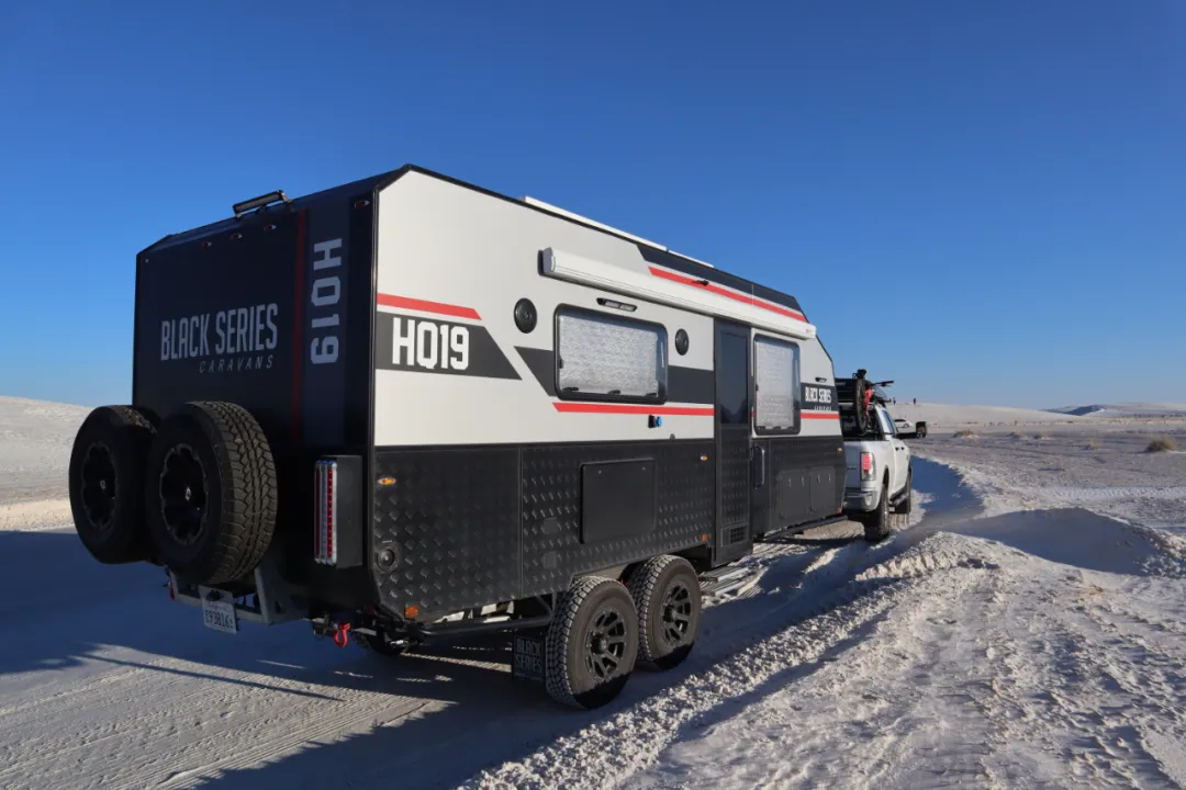 黑系房车拥有自己定制设计的后臂,使每个车轮都能独立移动,无论在高速