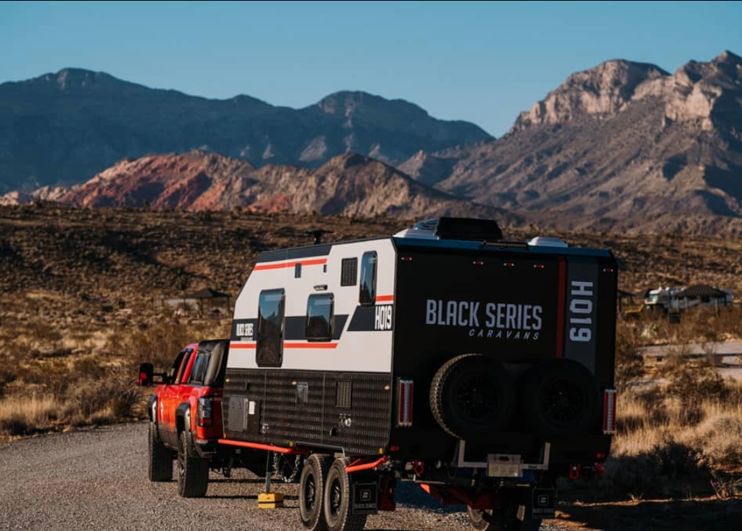 用优雅与豪华 精致塑造黑系hq19越野拖挂房车 开启人生奇妙之旅