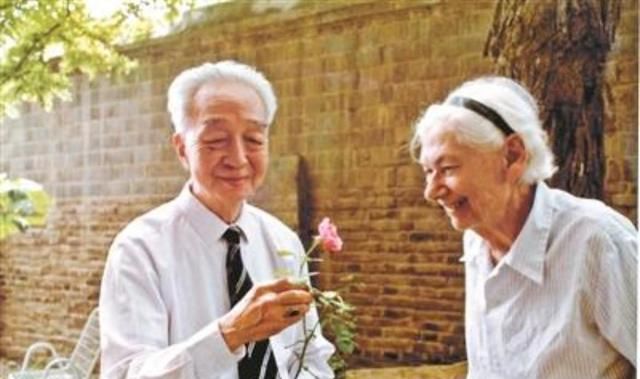 夫妻翻译家,杨宪益和戴乃迭的旷世爱情故事|戴乃迭|杨宪益|夫妻_新浪新闻