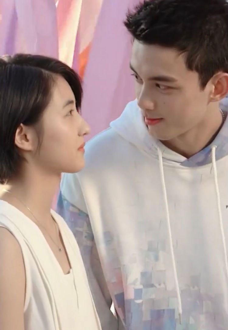 张子枫跟吴磊甜蜜对视太好磕了,青梅竹马cp不会成真了吧?